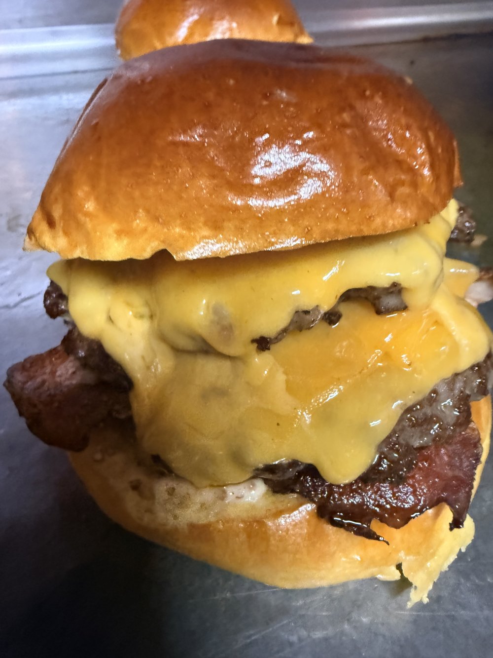 Hamburguesa de Bar Montes con queso y bacon